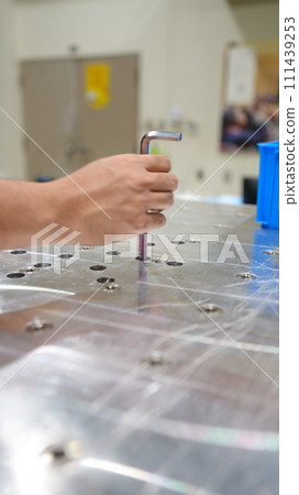 Tighten using a hex wrench 111439253
