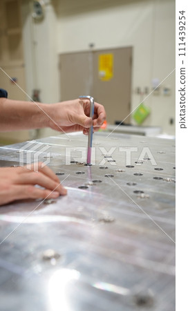 Tighten using a hex wrench Tighten using a hex wrench 111439254