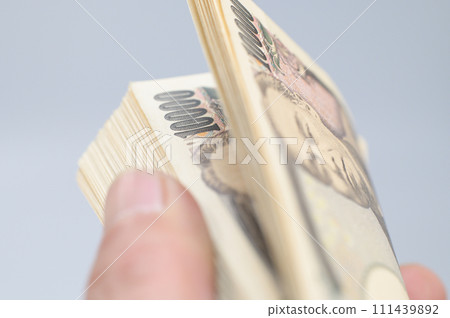 手指數萬日元鈔票 手指數萬日元鈔票 111439892