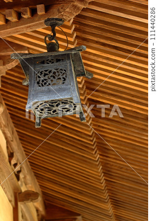 Temple eaves and lanterns 111440286