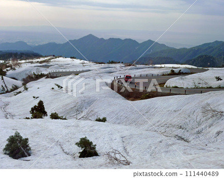 在日本立山黑部旅行時在遊覽車裡拍攝窗外的雪景 111440489