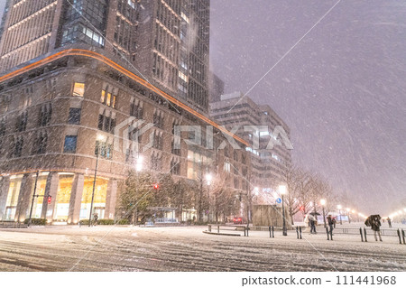 [東京]下雪的東京丸之內/2024年2月5日東京大雪 111441968