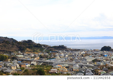 Shinkansen running through the city of Yui Shinkansen running through the city of Yui 111442858