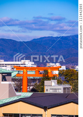 【京都風景】從粟田神社遠眺平安神宮大鳥居 【京都風景】從粟田神社遠眺平安神宮大鳥居 111442893