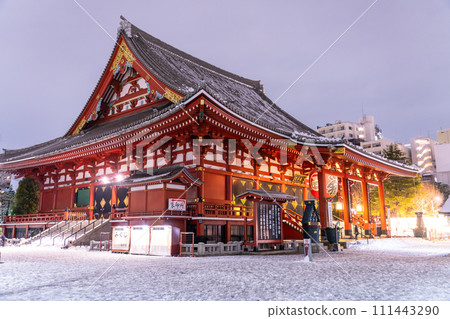 [Tokyo] Snowy scenery of Sensoji Temple / Heavy snow in Tokyo on February 5, 2024 111443290