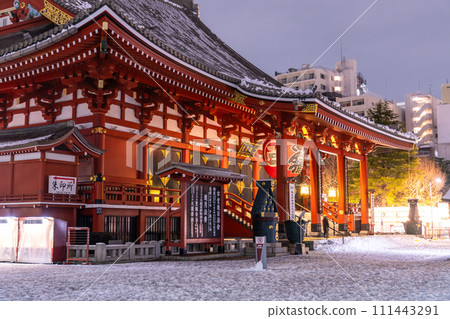 [Tokyo] Snowy scenery of Sensoji Temple / Heavy snow in Tokyo on February 5, 2024 111443291