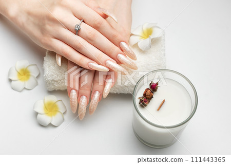 Hand of a young woman with white pearl  manicure 111443365