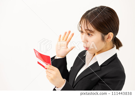 年輕女子商業 20 多歲銀行存摺 111443838