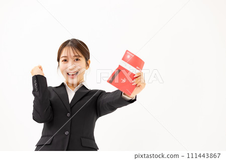 年輕女子商業 20 多歲銀行存摺拳頭泵 111443867