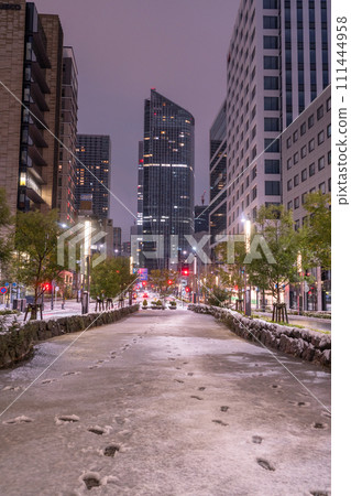 [Tokyo] Snowy Toranomon / Heavy snow in Tokyo on February 5, 2024 111444958