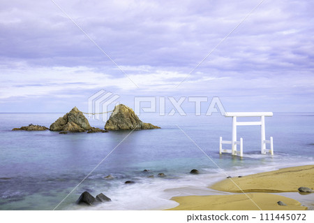 二見浦的白色鳥居和夫妻岩即使在陰天也很美麗(福岡縣絲島市) 二見浦的白色鳥居和夫妻岩即使在陰天也很美麗(福岡縣絲島市) 111445072
