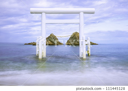 Futamigaura's white torii gate and Meotoiwa Rocks are beautiful even on cloudy days (Itoshima City, Fukuoka Prefecture) Futamigaura's white torii gate and Meotoiwa Rocks are beautiful even on cloudy days (Itoshima City, Fukuoka Prefecture) 111445128