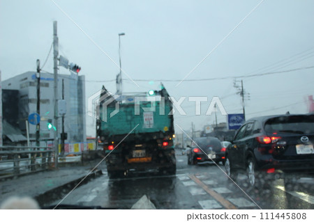 雨天道路擁擠 111445808