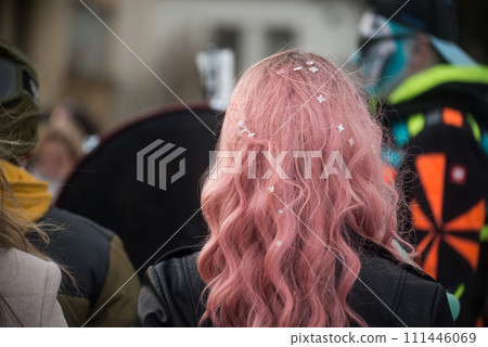 Portrait on back view of young woman with a pink wig in the street 111446069