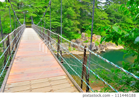 岩手縣一關市東北嚴美溪、五橋、吊橋俯視山谷的景象(1) 111446188