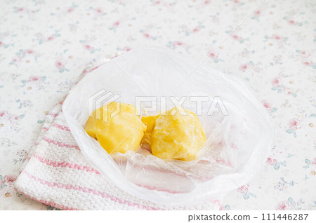 微波爐馬鈴薯和黃油 微波爐馬鈴薯和黃油 111446287