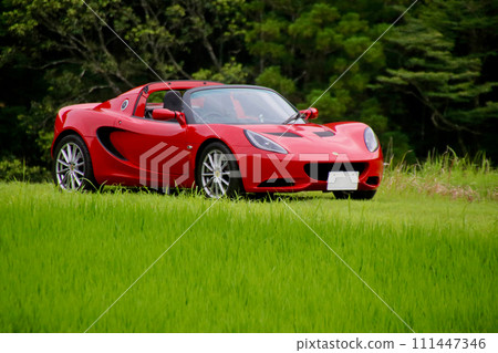 山中的紅色跑車 111447346