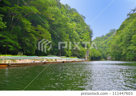 Tohoku, Geibikei, Boat rafting, Image of a boat sailing along a riverbank lined with tea ceremony boats and winter kotatsu boats, Ichinoseki City, Iwate Prefecture (1) 111447603