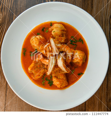 Recipe for Armorican-style monkfish tail, prawns, flambees with cognac 111447774