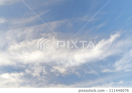 天空上空的雲(背景材料) 天空上空的雲(背景材料) 111448076