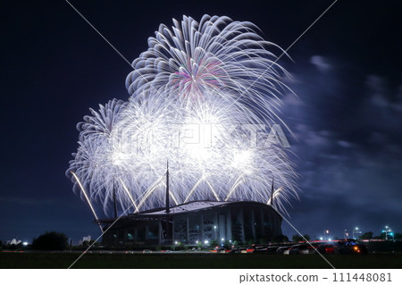A beautiful moment of fireworks that colors a summer night (Toyota Oiden Festival, Toyota Stadium, Toyota City, Aichi Prefecture) A beautiful moment of fireworks that colors a summer night (Toyota Oiden Festival, Toyota Stadium, Toyota City, Aichi Prefecture) 111448081