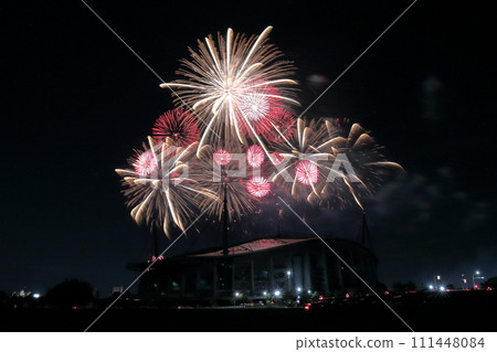 為夏夜增添色彩的美麗煙火時刻(愛知縣豐田市豐田體育場豐田奧伊登祭) 為夏夜增添色彩的美麗煙火時刻(愛知縣豐田市豐田體育場豐田奧伊登祭) 111448084
