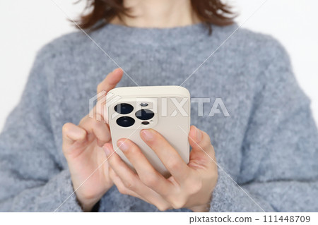 使用智能手機的女性之手 111448709