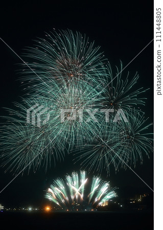 Exciting summer moments, the splendid glow of fireworks (Gamagori Festival Summer Fireworks Festival, Gamagori City, Aichi Prefecture) 111448805