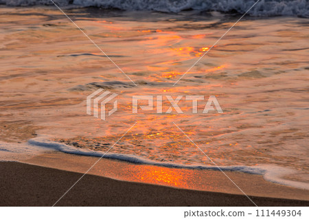 沐浴在晨光中的海灘 沐浴在晨光中的海灘 111449304
