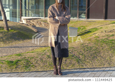 Woman wearing a coat ZIP coat middle length Woman wearing a coat ZIP coat middle length 111449425