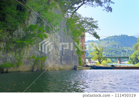 東北、猊鼻溪、乘船遊覽、出發後立即出現的鏡面巨石京明岩、岩手縣一關市 (2) 111450319