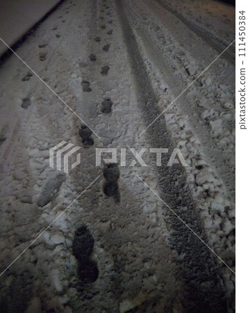 [Photo taken with a mobile phone] Footprints and wheel marks in the snow Location: Kanagawa Prefecture 111450384