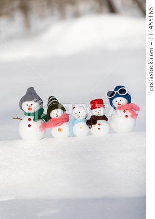 白色的雪原和雪人家庭 111455166