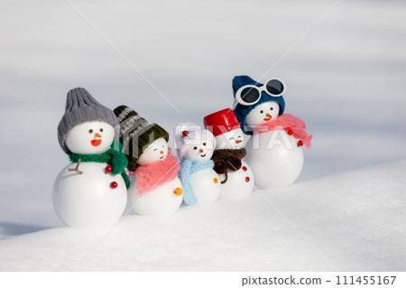 白色的雪原和雪人家庭 白色的雪原和雪人家庭 111455167