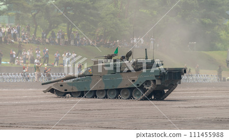 日本陸上自衛隊90式戰車迎接觀眾 111455988