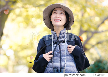 健行，爬山，落葉飄落 111458406