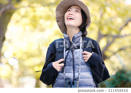健行，爬山，落葉飄落 111458410
