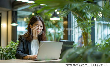 未來派商人分析數據全像圖。一位在數位網路中展現自己力量的企業策略家。 111459563