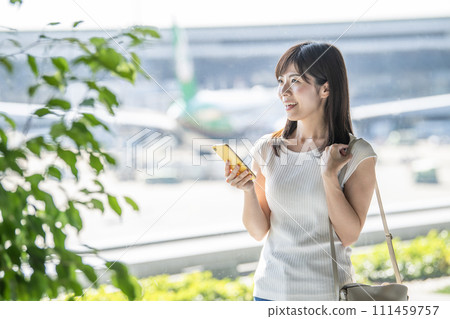 機場窗口女性智能手機 111459757