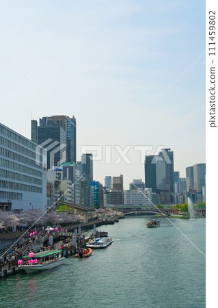 [大阪府]櫻花盛開和三月的大阪街景 111459802