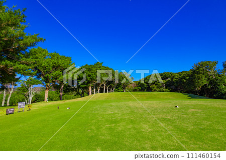 Scenery of the starting point of the teeing area of a long course overlooking the ocean and a golf course with a magnificent blue sky (Yugawara Town, Kanagawa Prefecture) Scenery of the starting point of the teeing area of a long course overlooking the ocean and a golf course with a magnificent blue sky (Yugawara Town, Kanagawa Prefecture) 111460154