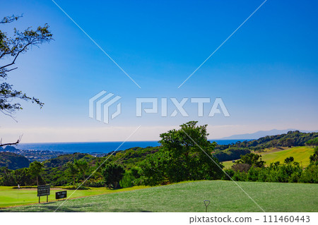 Scenery of the teeing area of a golf course with a magnificent blue sky and a downhill course overlooking the sea (Yugawara Town, Kanagawa Prefecture) Scenery of the teeing area of a golf course with a magnificent blue sky and a downhill course overlooking the sea (Yugawara Town, Kanagawa Prefecture) 111460443