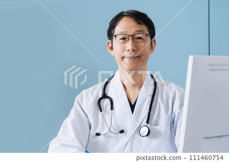 Male doctor asking questions 111460754