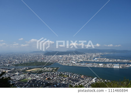 View from the hill overlooking the cityscape, blue sky, and ocean 111460894