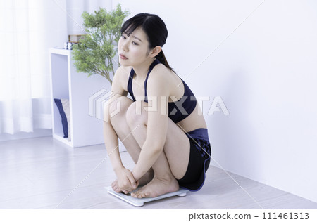 一名中年婦女在訓練後稱體重後感到沮喪。 111461313