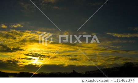 火熱的夕陽天空。日出時河流的壯麗景色。 火熱的夕陽天空。日出時河流的壯麗景色。 111462374