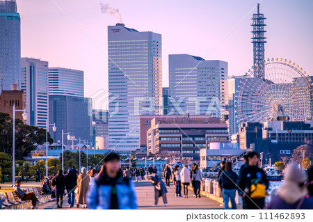日本橫濱城市景觀熙熙攘攘的山下公園。聯合政府大樓和港未來大樓鱗次櫛比。左後方朝向櫻木町 = 2 月 8 日 111462893