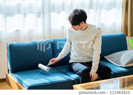 清潔沙發的年輕人 清潔沙發的年輕人 111463023