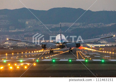 [大阪府_大阪國際機場] 夜晚的機場，飛機起降 111463151