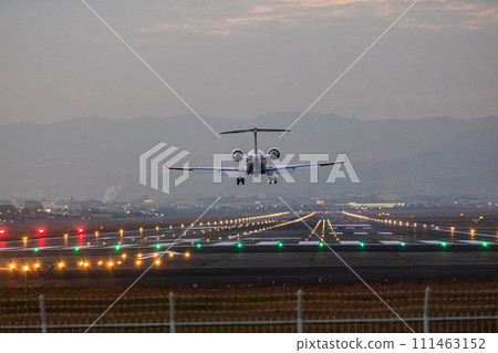 [Osaka Prefecture_Osaka International Airport] CRJ-200 landing at the airport at night 111463152